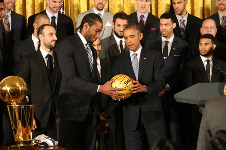 Kawhi Leonard e il presidente Barack Obama durante la visita degli Spurs alla Casa Bianca (Nba/Getty Images) 